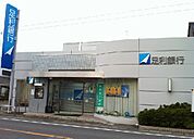 銀行「足利銀行 岡本支店まで852m」