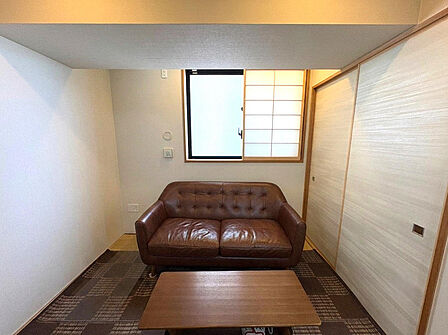 和室4.5帖 収納あり※居住中物件の為、お荷物や家具はAIで編集しております。
