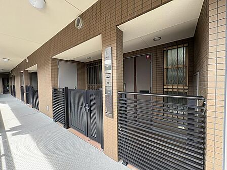 ゆとりが迎える、広々玄関ポーチ。