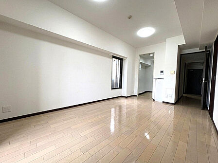 約19.7帖のゆとりあるLDK。家族みんなが心地よく過ごせる開放的な空間です。※掲載写真は室内をイメージしやすくするため、AIにより家具・家財を除去した加工画像です。
