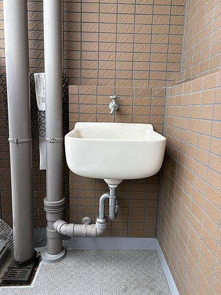 家事効率を高めるスロップシンク付き。泥汚れの予洗いや掃除用品のお手入れなど、さまざまなシーンで活躍します。