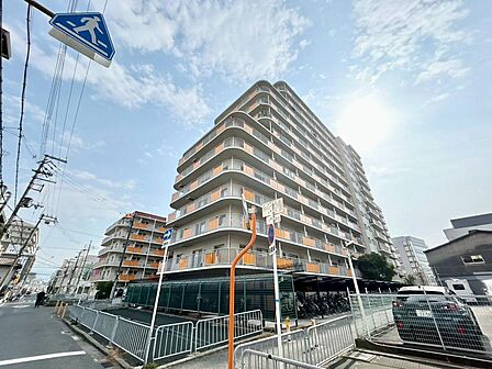 マンション目の前にイオン、飲食店・教育施設も充実