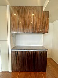 キッチン背面にはカップボードがございます