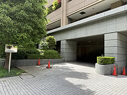 駐車場入り口　35000円〜60000円　空き状況は担当までご確認ください。