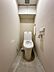 トイレ：白を基調としたトイレは、清潔感があり明るい雰囲気が特徴です！いつでも気持ちよく利用できる、快適な空間となっております♪便利な収納棚付き！