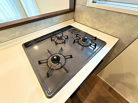 三口コンロを備えたキッチンは、毎日の料理をぐっと効率的で快適にしてくれます。複数の鍋やフライパンを同時に使えるので、忙しい朝食の準備や夕食のおかず作りもスムーズに。