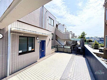 風格あるマンションは、周囲の景観と調和し品位を漂わせています。温かみに包まれた住まいで、心豊かな日々をお過ごしください。