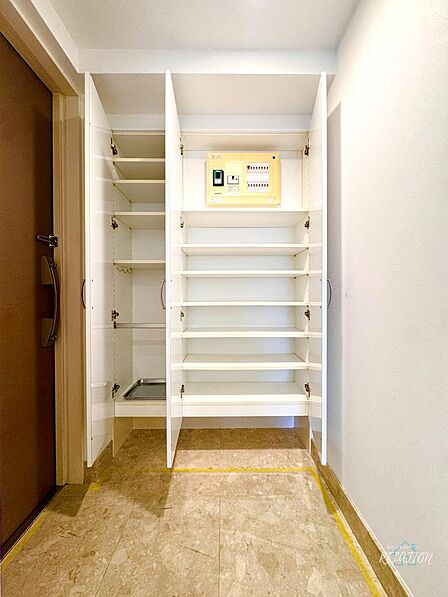 大容量の玄関収納は、靴や傘、帽子、バッグなど、さまざまなアイテムを効率的に収納できます!朝の忙しい時間帯でも、必要なアイテムを取り出しやすい設計です。