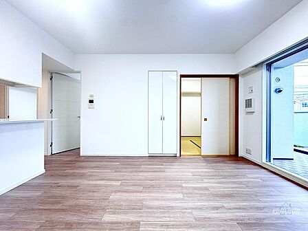 陽当たりの良いリビングでは、自然と調和した居心地の良い空間が生まれます。窓からの景色や季節の変化を楽しむことができ、自然を身近に感じることができます♪