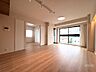 リビング/ダイニング：隣接する洋室との引き戸を開放すれば、より大空間として使用可能なLDK。シーンに合わせて空間を繋げたり区切ったりと、柔軟な使い方ができます。明るく風通しの良い居室です。