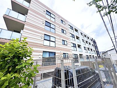 外観:タイル貼りの洗練されたデザインが目を引くスタイリッシュなマンション外観。周辺には緑もあり、陽当たりや風通しの良さが伺える魅力的な住環境が整っています。 外観:タイル貼りの洗練されたデザインが目を引くスタイリッシュなマンション外観。周辺には緑もあり、陽当たりや風通しの良さが伺える魅力的な住環境が整っています。