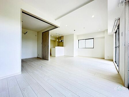 ※同施工会社施工例　広々としたリビングは、ダイニングとくつろぎを分けつつ、ワークや遊び場など＋α空間も確保でき、来客対応や家族の距離感も快適です！