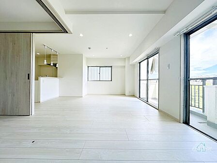 ※同施工会社施工例　広々としたリビングは開放感があり、家族や友人とのコミュニケーションをより楽しめる快適な空間です！一緒に過ごす時間がさらに特別なものとなりますね♪