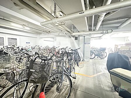 屋根付きの駐輪場が完備されており、天候に左右されることなく、自転車を安全に保管できます。雨や日差しの強い日でも、自転車が傷んだり汚れたりすることなく、快適に使用できます。
