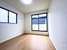 子供部屋：洋室はプライベートな空間を確保し、家族の個別の活動や趣味に専念できます。仕事や勉強、リラックスなど、自由な用途に合わせて使える柔軟性があります。