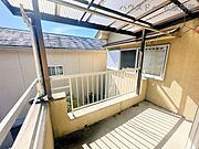 屋根付きで急な雨でも安心。たっぷり干せるワイドなベランダ