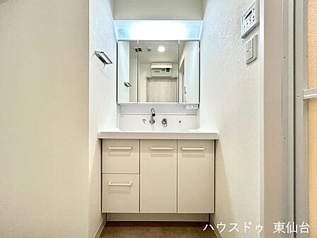 シャワー付洗面化粧台へ交換済で、朝の支度がスムーズに。
