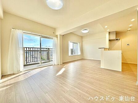 フルリノベーション済みで、床・建具・照明まで一新された上質な仕上がり。家族が自然と集まる居心地の良さがあります。