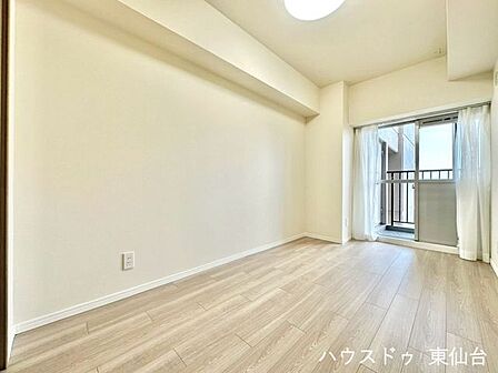 バルコニーに面し、採光も良好。