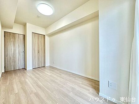 ベッド+デスクが置ける実用的な広さ