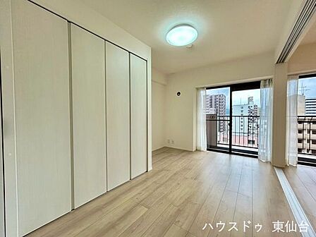 自然光がしっかり入る、気持ちのいい明るさの洋室です。
