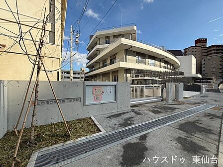 仙台市立東六番丁小学校 590m