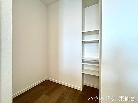 棚付きのキッチンで収納場所には困りません