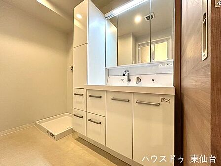 洗面台には収納力のある引き出しが備わっており、日用品の整理もスムーズ。