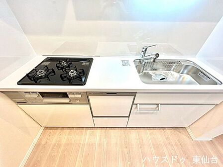 モノの出し入れがしやすいスライド式の収納を採用しています♪3口コンロでメインとおかずとスープが一気に調理できますね♪