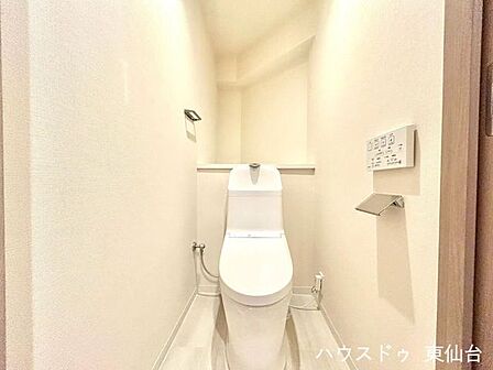 シンプルイズザベストトイレ♪もちろん温水洗浄便座付きです♪