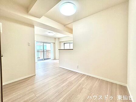 キッチン前にも広い空間がございます。ダイニングテーブルもしっかり収まりそうですね。