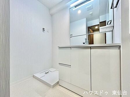 朝の準備がスムーズにできる明るい洗面スペース