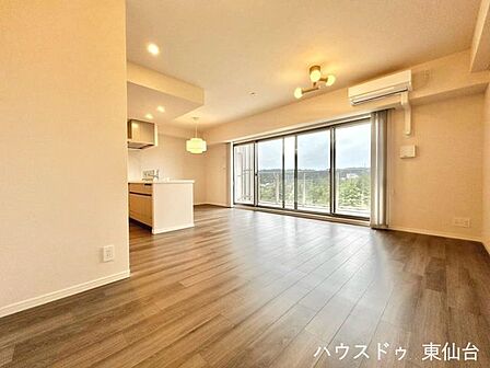 採光を確保しながらも余白がある、落ち着いた雰囲気のリビングです♪