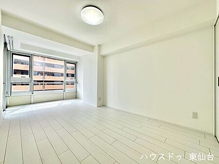 主寝室にちょうど良い広さで、ベッド+収納家具もゆったり置ける。