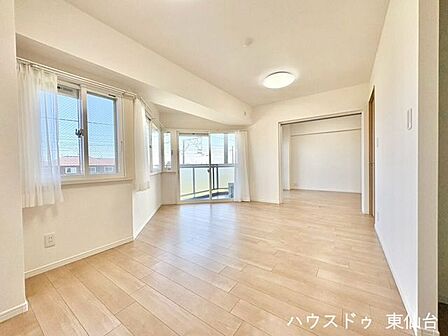 南西向きの陽光が心地よい、家族の中心になる明るい空間