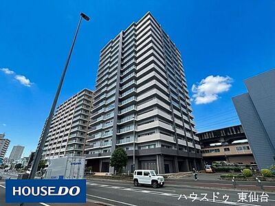 外観:太子堂駅徒歩4分の免震構造タワーマンション。15階部分で眺望が良く、2026年に水回り・床・建具など大規模リノベ済みです。買い物施設が徒歩10分以内に揃う便利な立地の2LDKです。 外観:太子堂駅徒歩4分の免震構造タワーマンション。15階部分で眺望が良く、2026年に水回り・床・建具など大規模リノベ済みです。買い物施設が徒歩10分以内に揃う便利な立地の2LDKです。