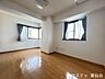 子供部屋：窓があり日光が入るため部屋全体が明るく、温もりのある空間のある洋室です。