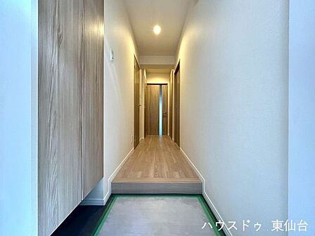 明るい色使いで、圧迫感の抑えられたおもてなしの玄関です♪