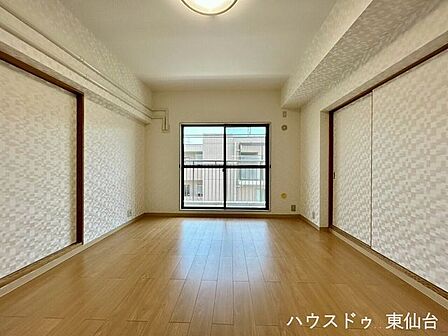 和室に囲まれたリビングは壁紙も和洋折衷仕様で素敵です!