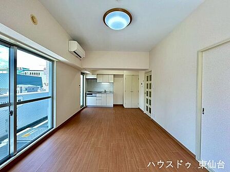 大き目の窓から明るい日差しが差し込むリビングになっております♪