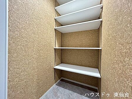 SICつきで靴やアウトドア用品も汚れを気にせず収納でき玄関もスッキリ!