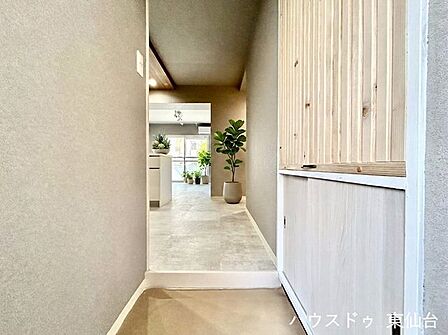 ※バーチャルステージング画像です※白を基調にした、圧迫感の抑えられたおもてなしの玄関です♪