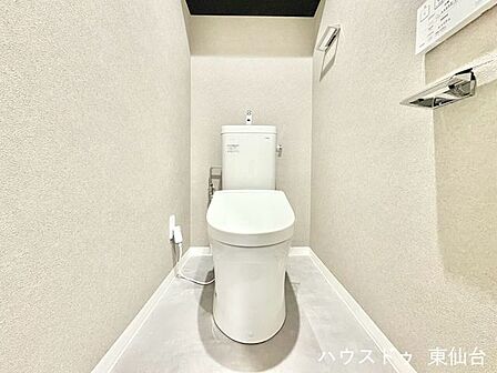 トイレはシンプルなデザインでお掃除もしやすそうです♪