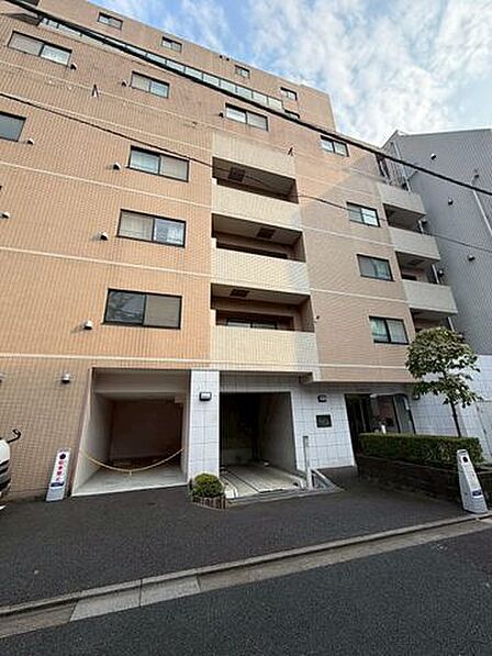 成城石井・スターバックス・コンビニが徒歩圏で、日常生活の利便性も良好です。