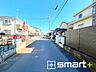 外観：～開放感ある角地のお住まい～ ・2方向が空く事で開放感のある角地に位置しております。 ・窮屈な感じが無く、ゆったりと暮らせるこの魅力をぜひ現地でご体感くださいませ。 