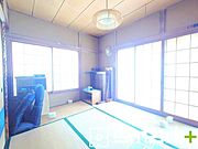 ～2面採光の明るいお部屋～ ・和室は2面採光とする事で穏やかな陽の入る明るい空間となっております。 ・くつろぎのプライベート時間を明るい空間で穏やかにお過ごしいただけます。 