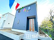 ～シックな色彩の外観を採用～ ・外壁に濃い色を採用する事でモダンな印象のシックな外観となっております。 ・高級感も出るので毎日家に帰るのが誇らしくなります。ぜひ現地でご確認くださいませ。 (1号棟)