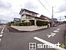 外観：～閑静な住宅街の立地～ ・周辺は閑静な住宅街となっておりますので、静かな暮らしをご実現いただけます。 ・前面道路の交通量も多くないので、小さなお子様がいるご家庭でもご安心ですね。 