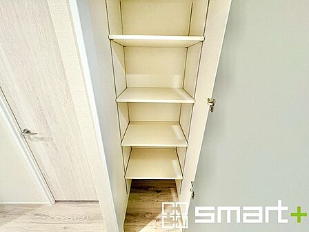 ~ちょっとした空間も有効活用~ ・廊下も無駄にせずしっかりと収納をご用意。ちょっとしたスペースも無駄にしません。 ・掃除機など意外と置場に困る物もしっかりと収納可能です。
