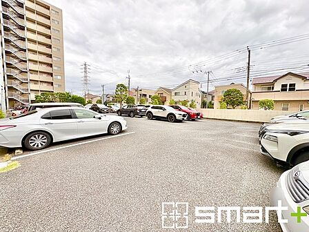 ~便利な平面駐車場~ ・広い敷地を活かした平面式の駐車場。車の出し入れが楽で利便性に優れます。 ・空き状況などもお気軽にお問い合わせくださいませ。